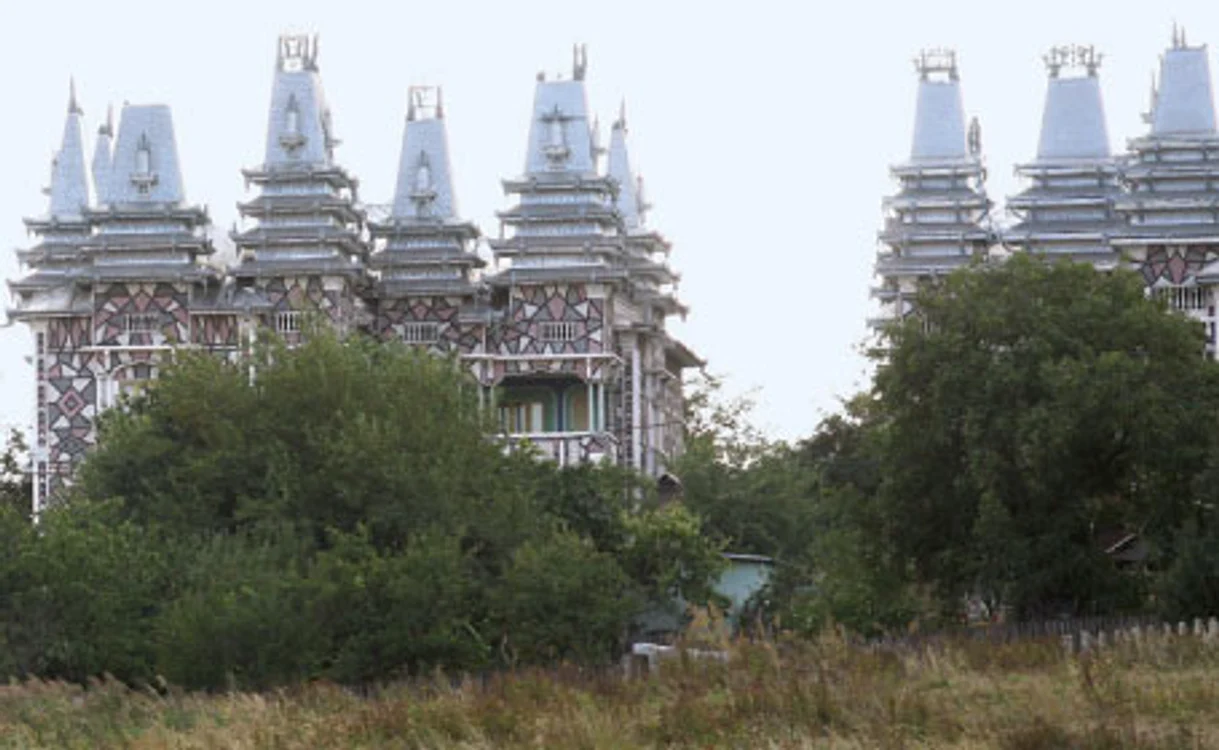 Şi casele rromilor din comuna Grajduri sunt acoperite cu tablă strălucitoare Foto: Florin Chirica