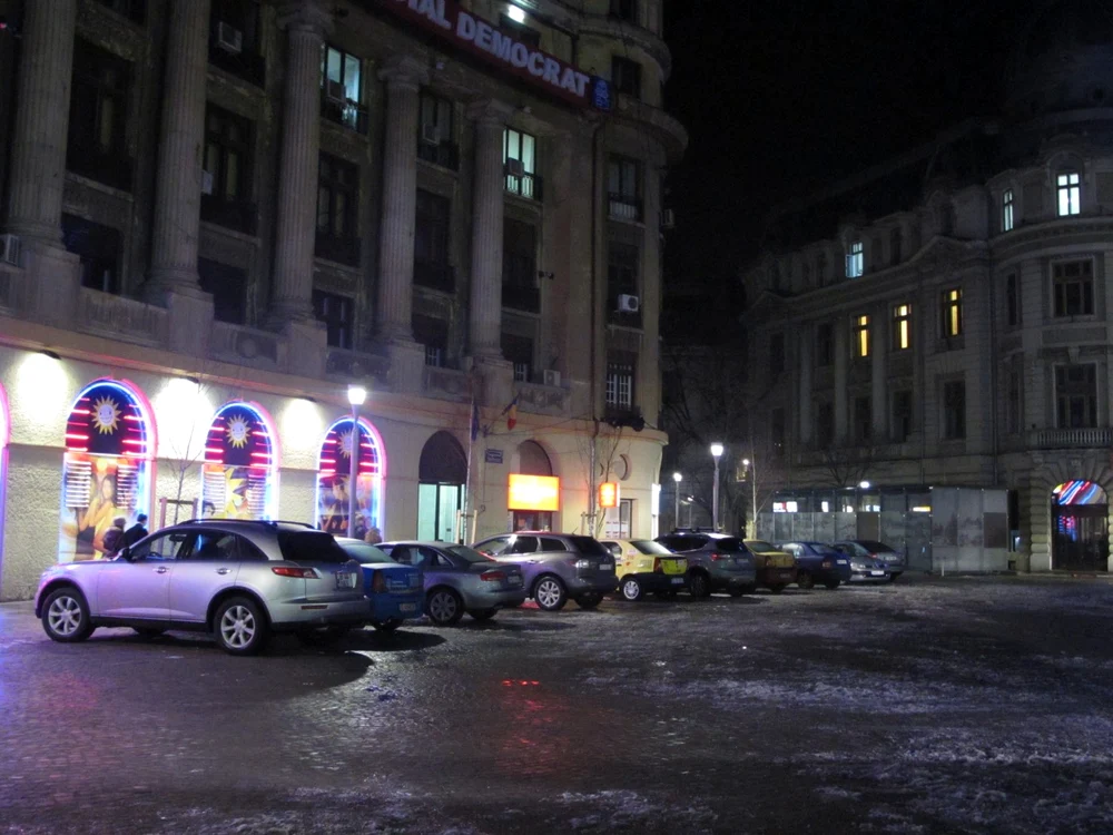Mai multe maşini sunt parcate la Universitate, chiar dacă acum câteva luni a fost inaugurată, exact în acesta loc, una dintre cele mai moderne parcări subterane. FOTO Vlad Ignat
