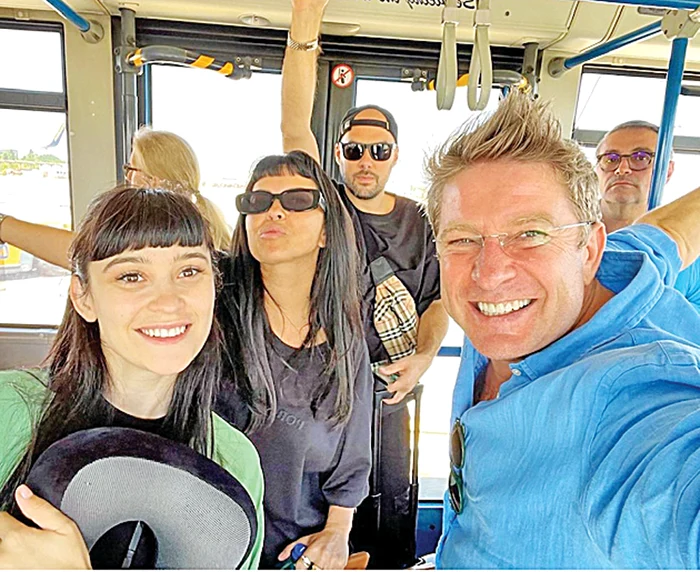 Pavel Bartoş şi Irina Rimes, în autobuzul ce-i ducea la Cluj Arena