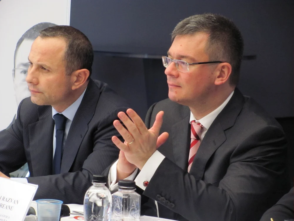Aurelian Pavelescu (stânga) alături de Mihai Răzvan Ungureanu (dreapta) la o conferinţă de presă, din Cluj-Napoca  FOTO: Florina Pop