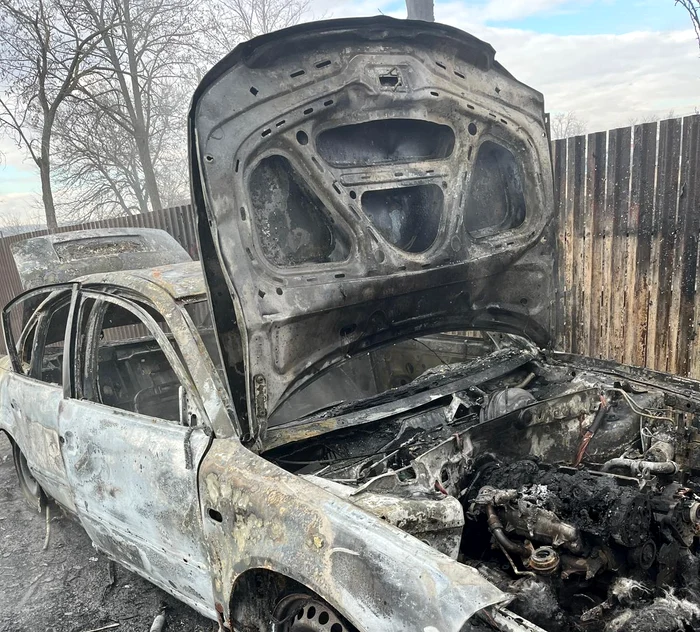 Mașină incendiată intenționat FOTO: ISU Galați