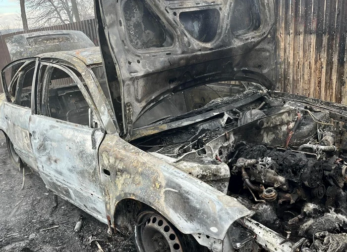 Mașină incendiată intenționat FOTO: ISU Galați