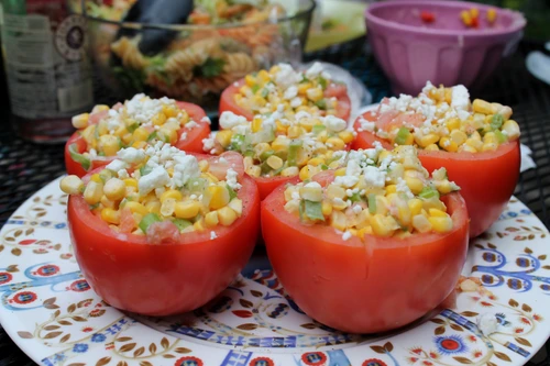 Roşii umplute cu salată de porumb jpeg