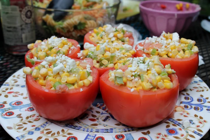 Roşii umplute cu salată de porumb jpeg