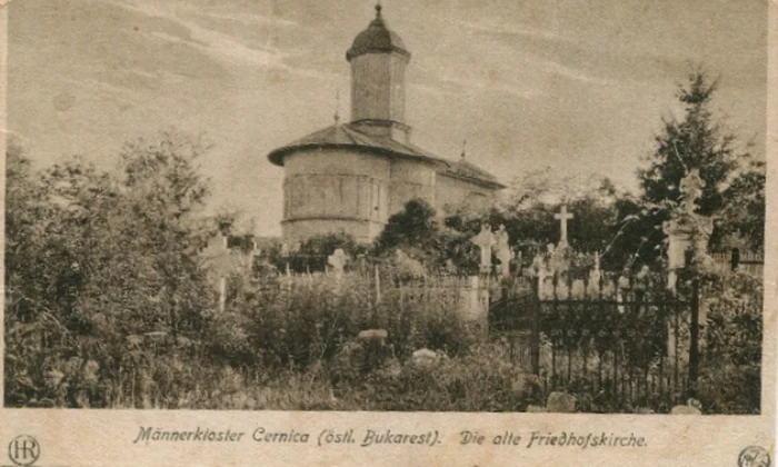 Mănăstirea Cernica din județul Ilfov și vechiul cimitir al bisericii, la începutul secolului XX (© iMAGO Romaniae)
