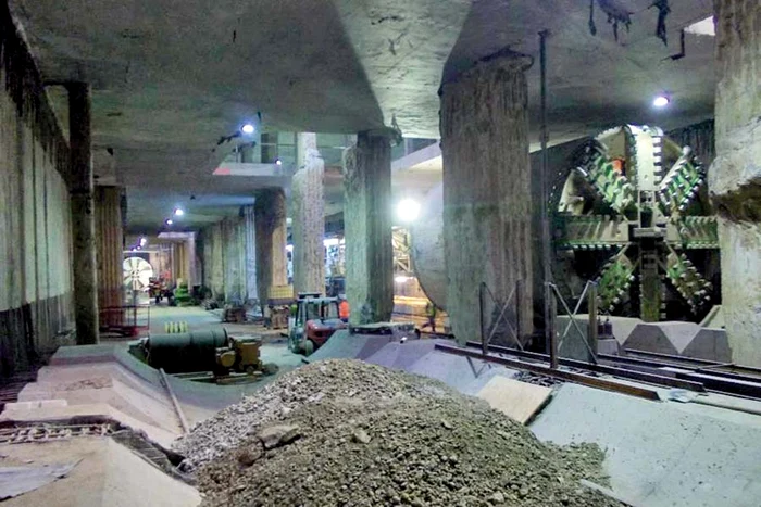 
    Staţia Orizont “Cârtiţele” au săpat tunele pe  ambele fire şi s-au întâlnit aici. La suprafaţă nu mai lucrează nimeni (Fotografii: metrouuşor.com)  