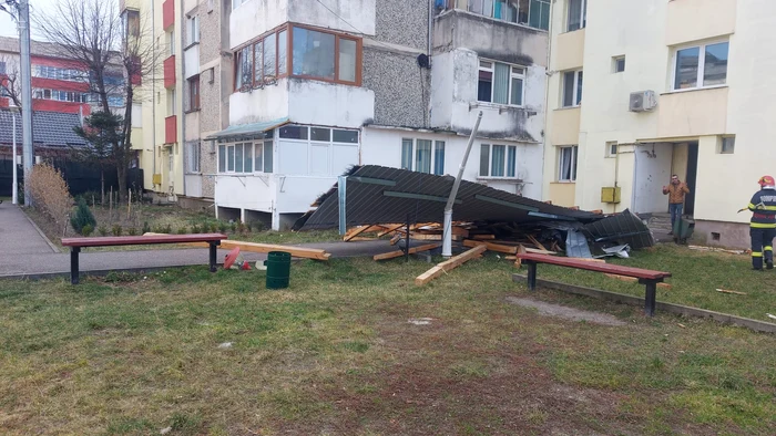 Acoperiș smuls de vânt în Piatra Neamț FOTO ISU Neamț