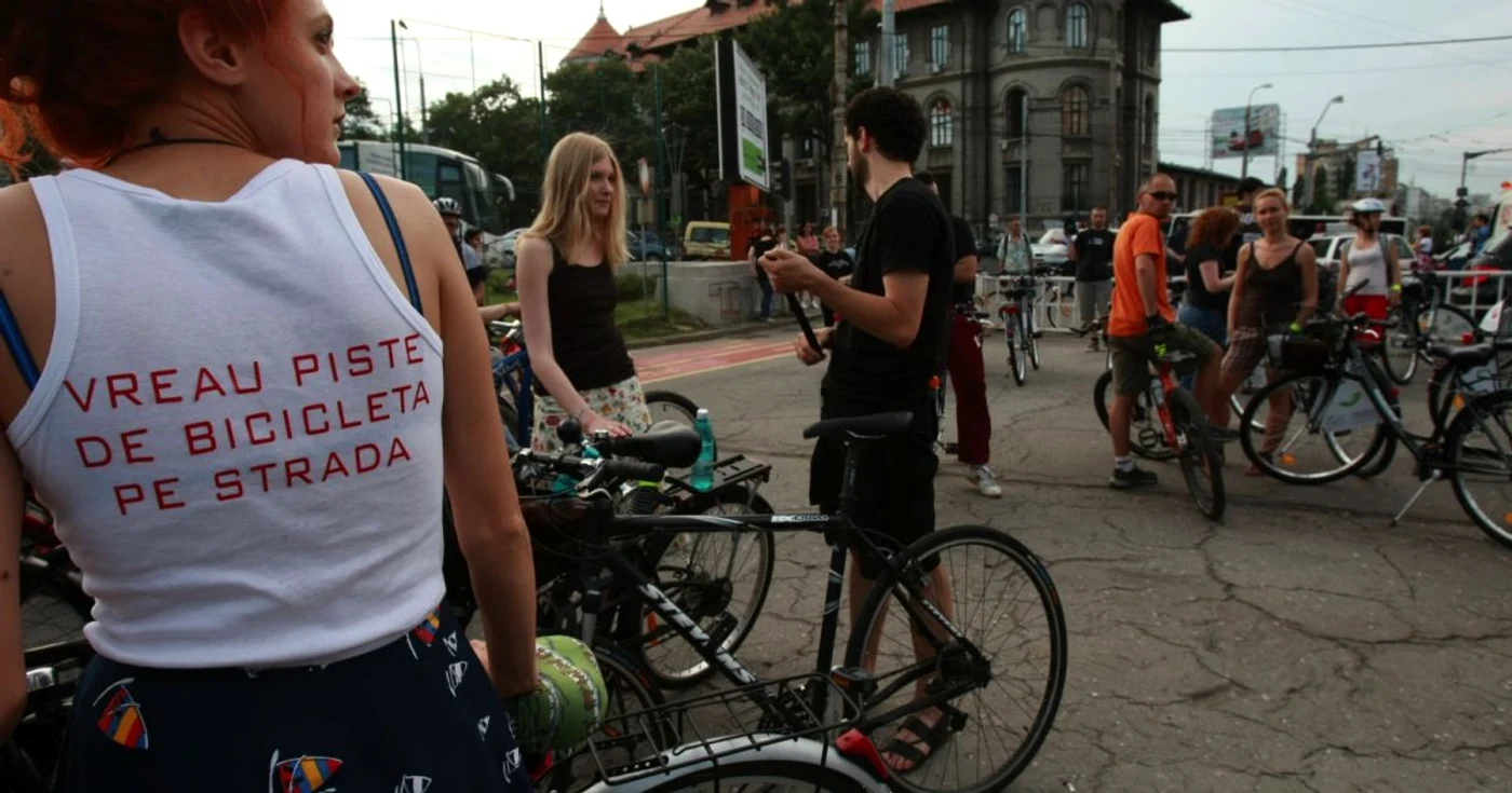 Oprescu a hotărât, împreună cu ONG-urile care luptă pentru drepturile bicicliştilor, că se vor face studii pentru a se construi piste la standarde europene FOTO Adevărul