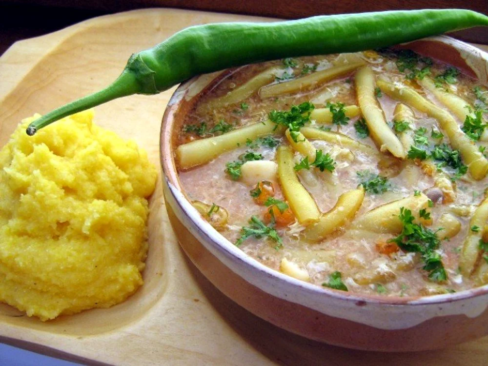 Ciorba de fasole verde este un preparat clasic al bucătăriei românești.