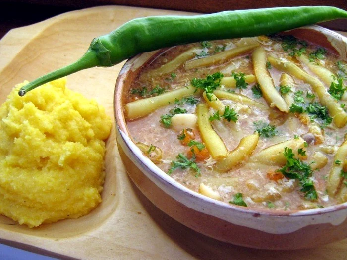 Ciorba de fasole verde este un preparat clasic al bucătăriei românești.