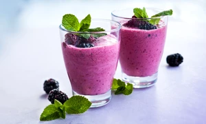Smoothie mure  Sursa foto shutterstock 275666156 jpg