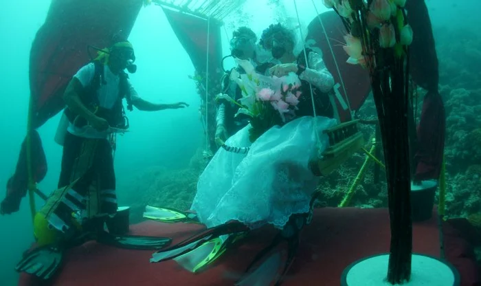 S-au căsătorit sub apă (foto: Caters)