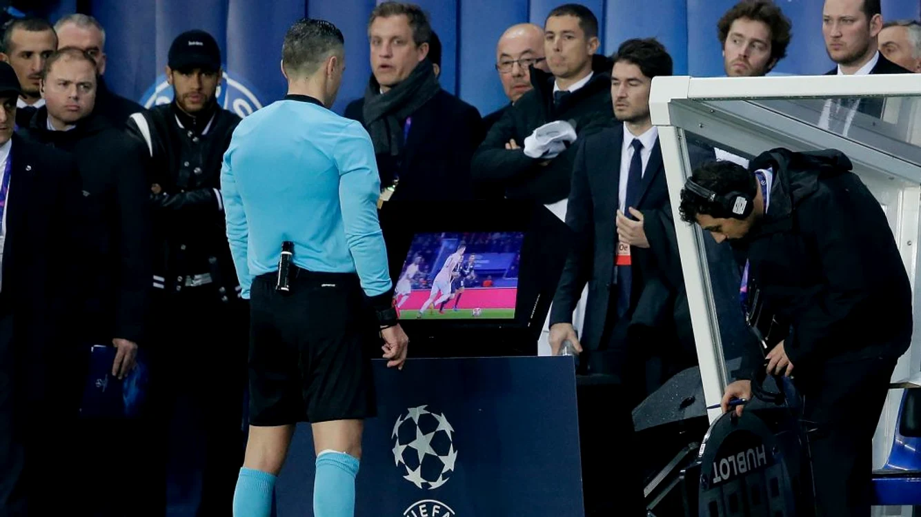 
    Arbitrul Skomina ia decizia care urma s-o califice pe Manchester United  