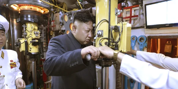 Liderul nord-coreean Kim Jong Un priveşte printr-un periscop în timpul inspecţiei pe un submarin