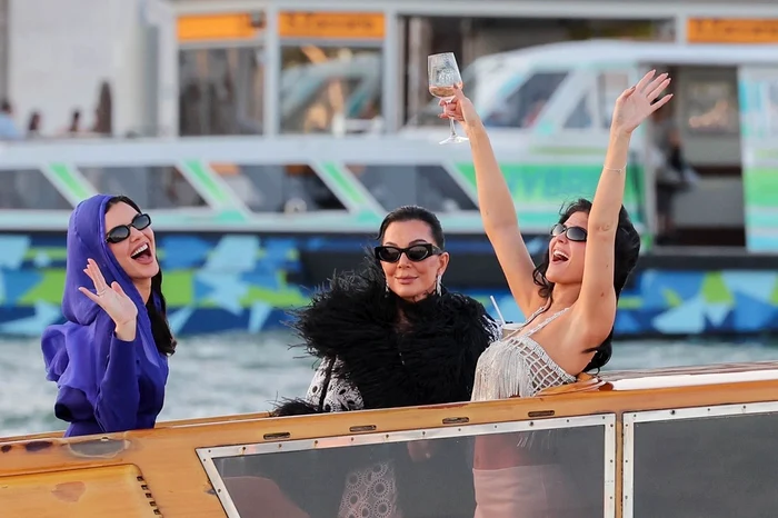 Surorile Kylie şi Kendall Jenner au făcut show pe barcă