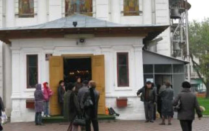 Buzău: Moşii de toamnă au umplut bisericile