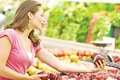 12 4  4col shutterstock 12162169 femeie mar fructe mere piata jpeg