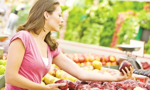 12 4  4col shutterstock 12162169 femeie mar fructe mere piata jpeg