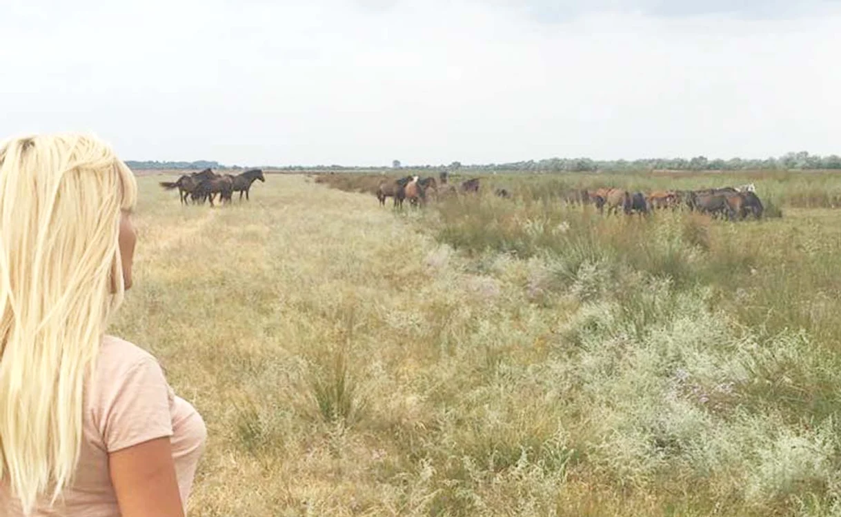 Blonda le-a luat ochii localnicilor cu ţinuta ei sumarăFoto: Facebook
