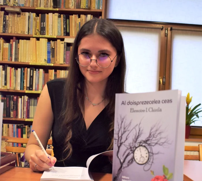 Elenoire Ingrid Chirilă, la lansarea cărții sale de debut FOTO: Biblioteca Județeană