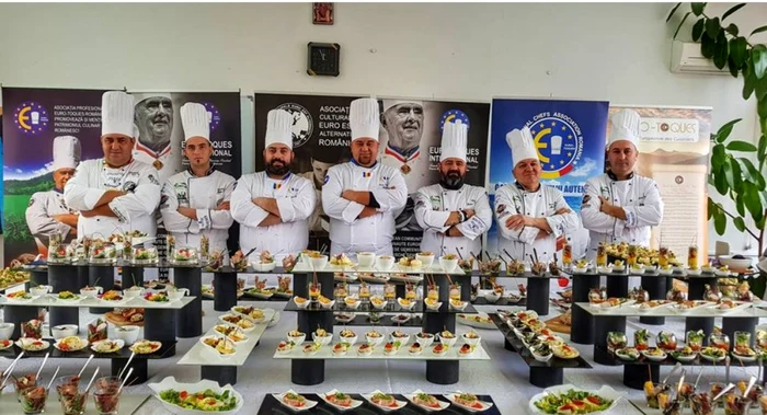 Bucătarii i-au învăţat pe elevi cum să facă un bufet din produse tradiţioanale. FOTOInstitutul Naţional de Gastronomie.