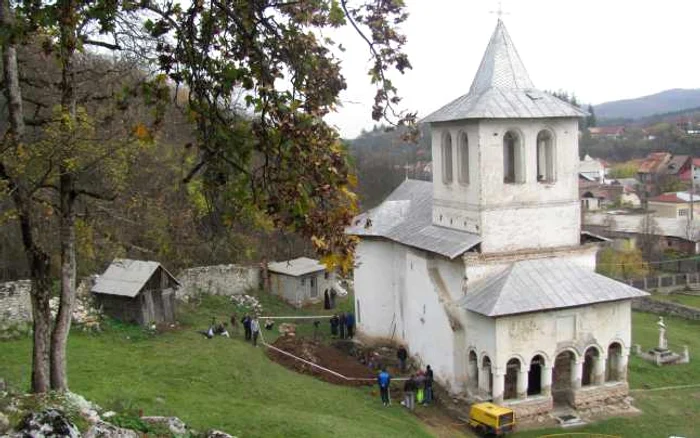 Săpături lângă biserică FOTO Corina Macavei