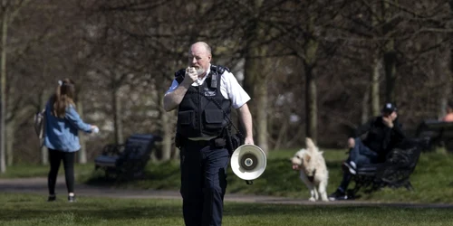 Marea Britanie oameni parc carantină coronavirus FOTO Profimedia