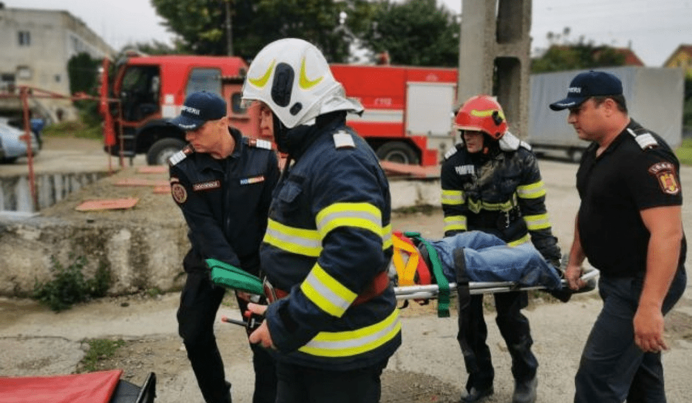 Un băcăuan a căzut în casa liftului unui bloc, de la etajul patru. A supraviețuit miraculos