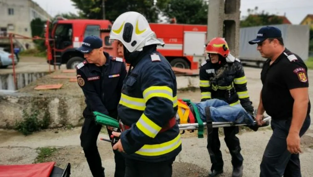 Pompierii l-au scos pe bărbatul de 52 de ani din casa liftului FOTO arhivă Adevărul