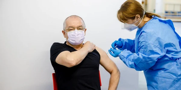 Emil Boc s-a vaccinat foto FB Emil Boc