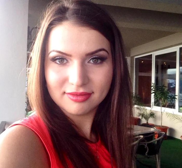 
    Adina Duicu e suspectată că a copiat la proba de Chimie, cu ajutorul telefonului mobil (foto: facebook/Adina Duicu)  