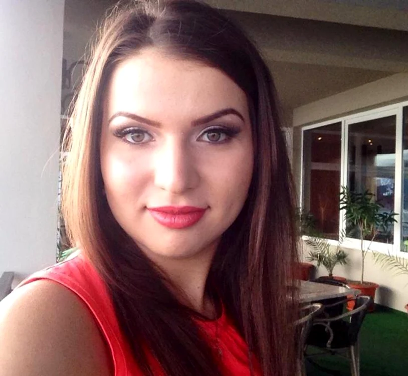 
    Adina Duicu e suspectată că a copiat la proba de Chimie, cu ajutorul telefonului mobil (foto: facebook/Adina Duicu)  
