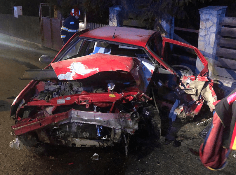 Mașină intrată într-un zid de beton, la Brașov. Șoferul de 19 ani, în stare gravă la spital