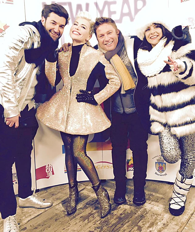 
    Dan Helgiug (stânga) cu mănuşi de lână pe microfon  