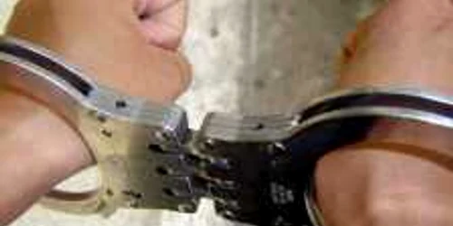 Criminalul a fost prins şi încătuşat. FOTO: ADEVĂRUL