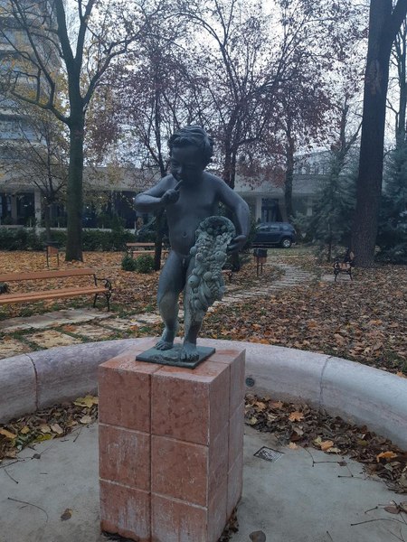  Ce reprezintă monumentul „Ucenicul”, aflat într-un oraș din România. Copilul are degetul arătător la buze