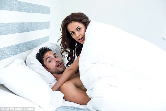 Cea mai comună experienţă, în cazul ambelor sexe, este apariţia unui membru al familiei în peisaj chiar în timpul sexului. FOTO Daily Mail