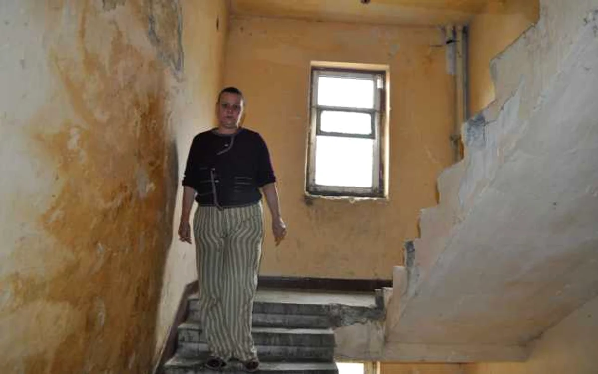 Florica Loloţ a ales să trăiască într-un bloc dezafectat
