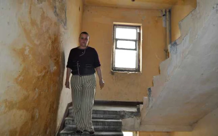 Florica Loloţ a ales să trăiască într-un bloc dezafectat
