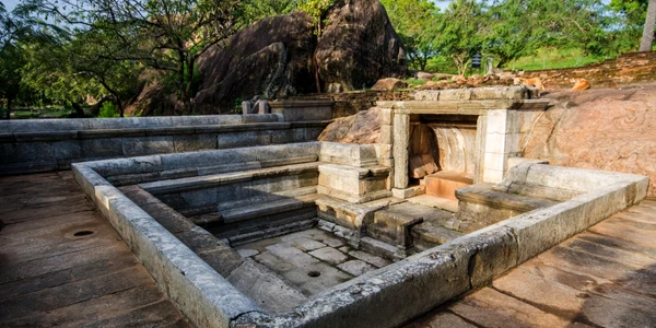 Ruinele parcului antic Ranmasu Uyana din oraşul budist sacru Anuradhapura FOTO Shutterstock