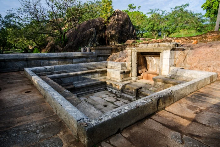 Ruinele parcului antic Ranmasu Uyana din oraşul budist sacru Anuradhapura FOTO Shutterstock