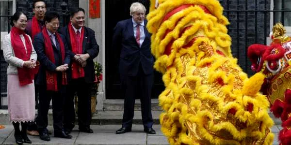 Premierul britanic Boris Johnson  urmăreşte membrii comunităţii chineze interpretând dansuri de Anul Nou Chinezesc la numărul 10 din Downing Street la Londra Marea Britanie FOTO EPA-EFE /  WILL OLIVER