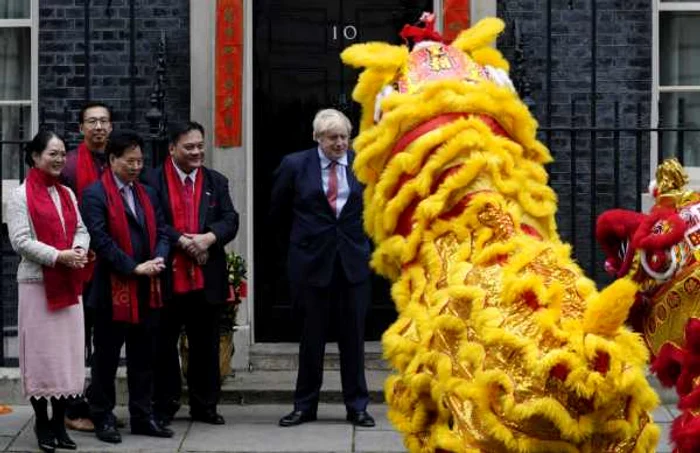 Premierul
britanic
Boris Johnson urmăreşte membrii comunităţii chineze interpretând
dansuri de
Anul
Nou Chinezesc, la numărul
10 din
Downing Street, la
Londra, Marea Britanie. FOTO
EPA-EFE
/ Will Oliver