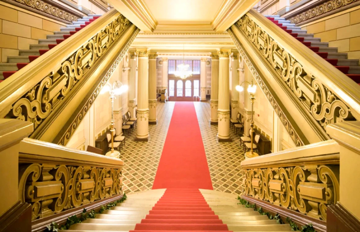 Interiorul Palatului Bragadiru, cu scări pe care este întinsă o mochetă roșie