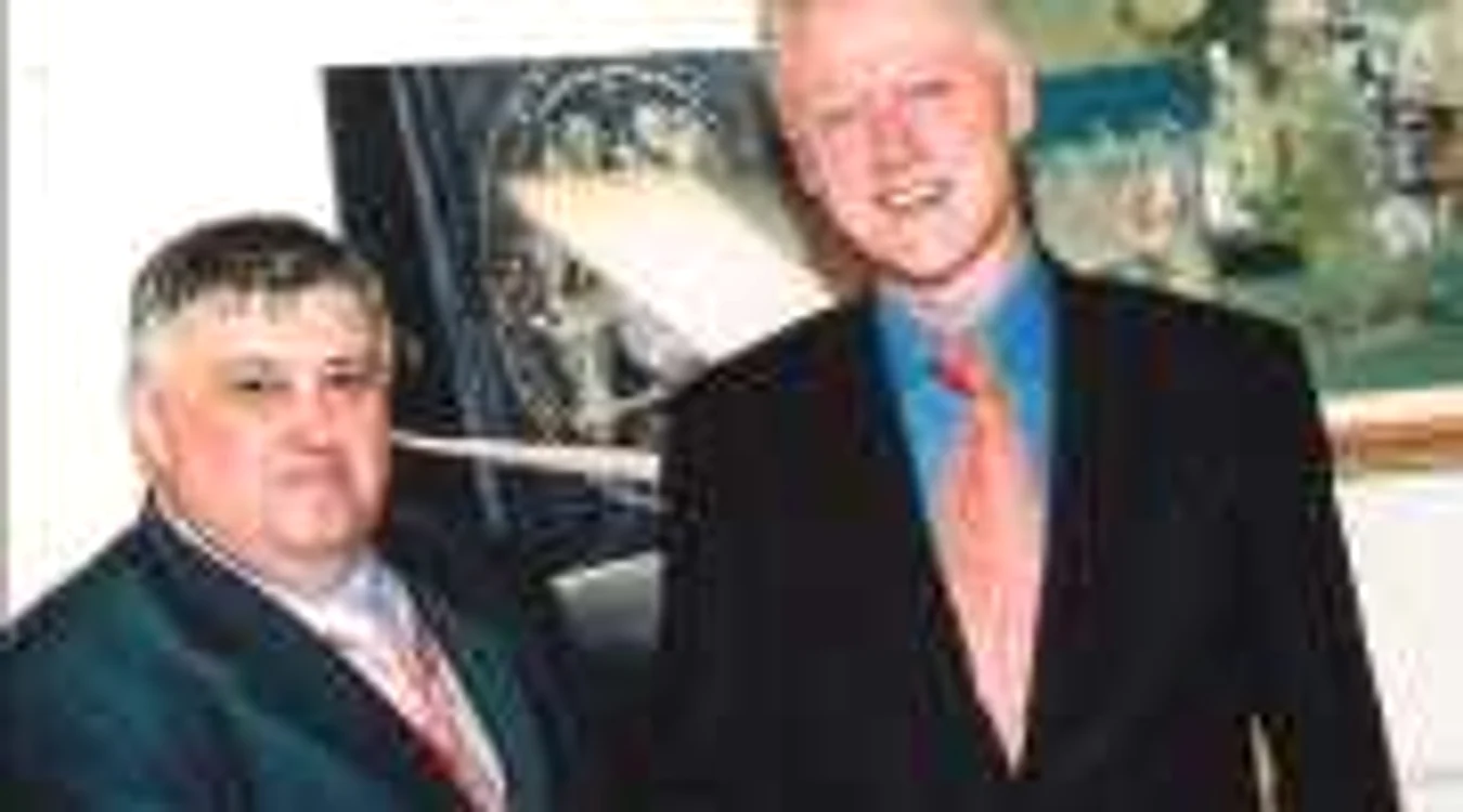 Generalul Alexandru Grumaz este unul dintre românii pro-americani, cu contacte notabile, peste Ocean, aici fiind în compania ex-preşedintelui Statelor Unite - William Jefferson Bill Clinton