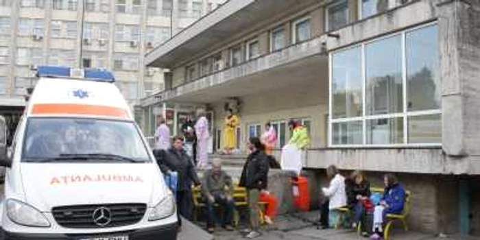 Poliţistul a ajuns la spital cu traumatisme în zona feţei