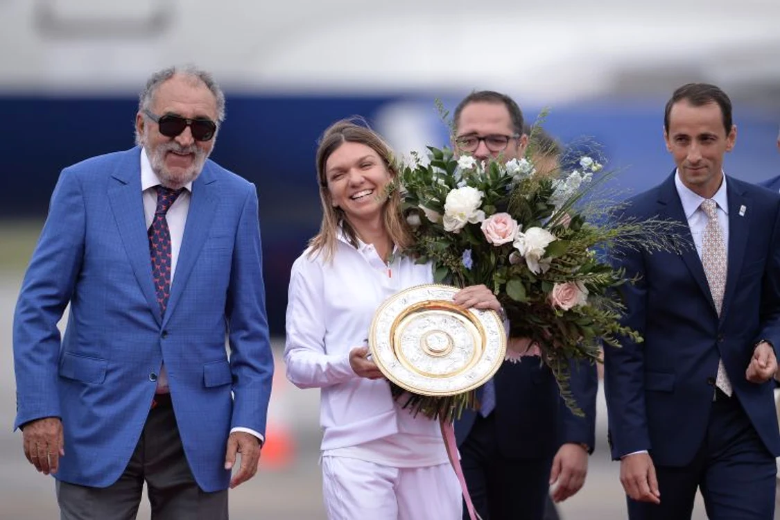Simona Halep a fost asteptată de Ion Țiriac și Mihai Covaliu la revenirea in țară de la WimbledonFOTO: Mediafax