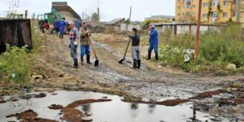 Muncitorii şi locatarii au strâns ieri păcura revărsată pe străzile oraşului Constanţa