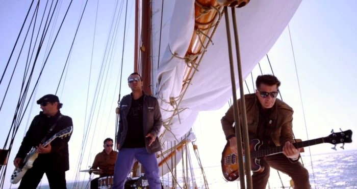 Cadru din videoclipul trupei Direcţia 5 - «Ce mai faci?»