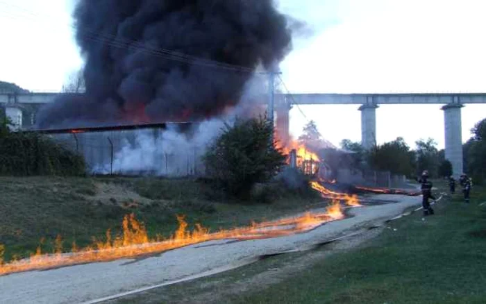 Flacări sub viaductul de la Budeşti in urma incendiului care a devastat o fabrică de mobilă